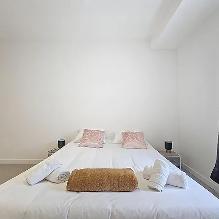 Portes De Paris, Spacieux Appartement, Proche Centre Avec Plus C0nciergerie Daire *